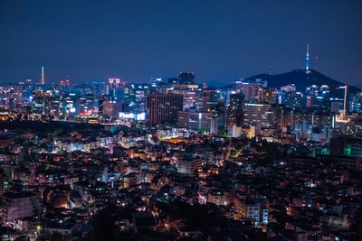 城市高层建筑在夜间
